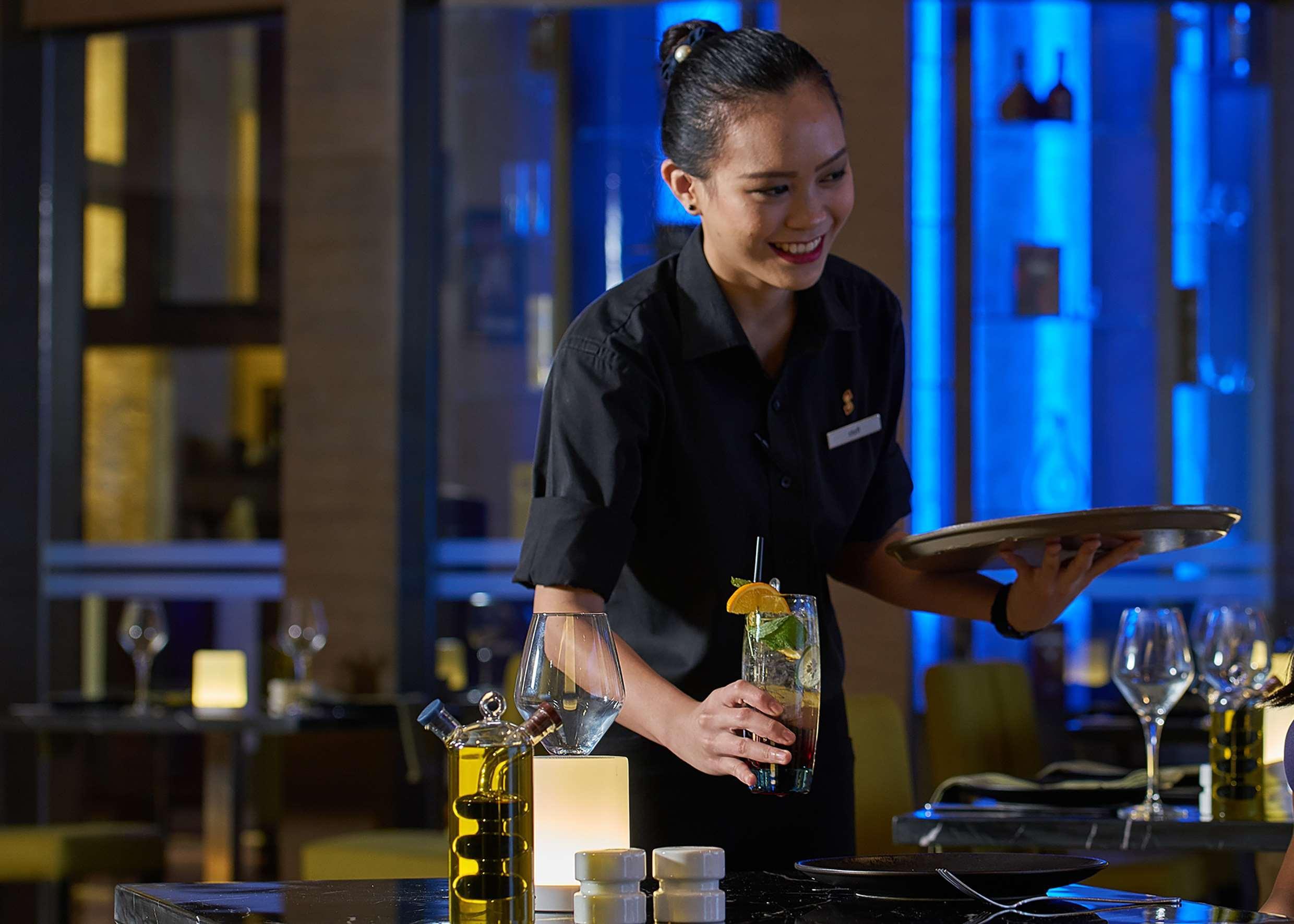 Sama Sama Hotel Klia Sepang Exterior photo A waitress at work
